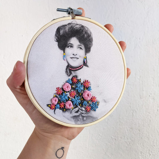 Kit Broderie - La femme au bouquet